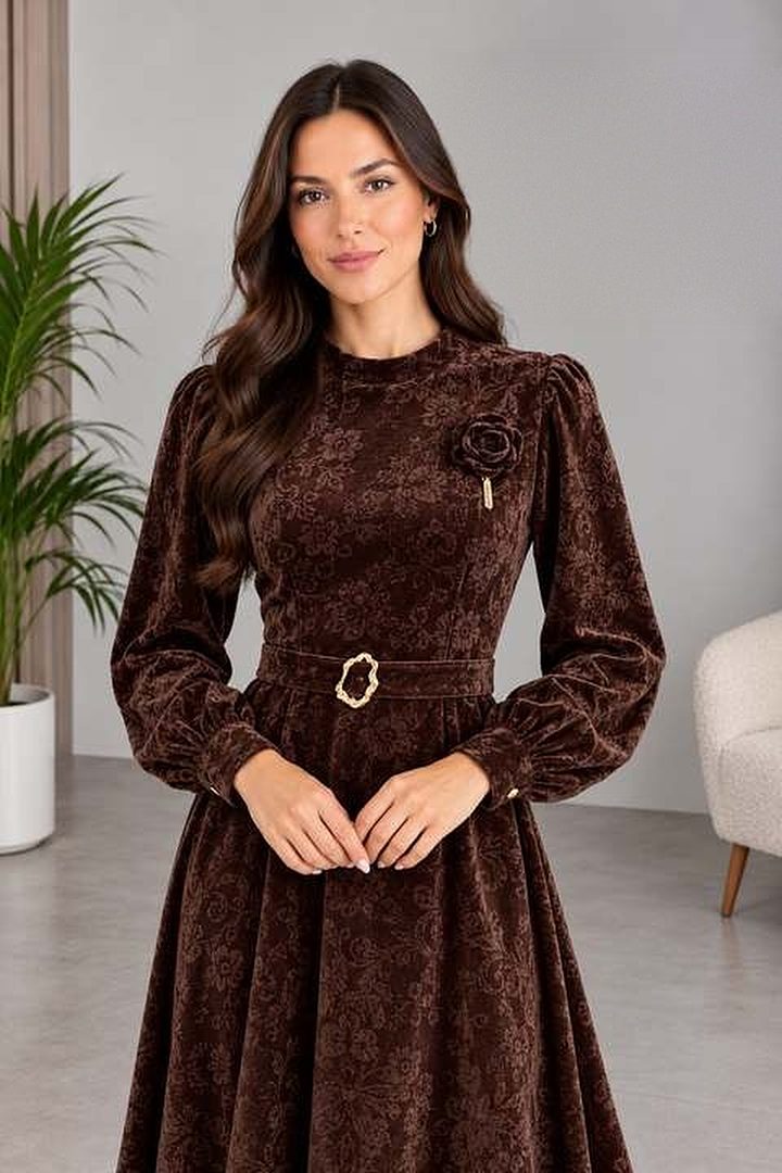Kadife Damask Broşlu Elbise — görsel 2